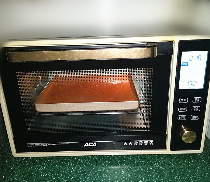 可可花奶油蛋糕卷,送入预热好的烤箱中层：用170度上下火
