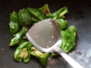 川菜一虎皮青椒拌皮蛋,中火，用锅压青椒。