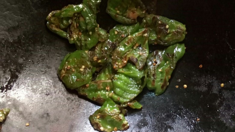 川菜一虎皮青椒拌皮蛋,起锅前加盐炒匀。