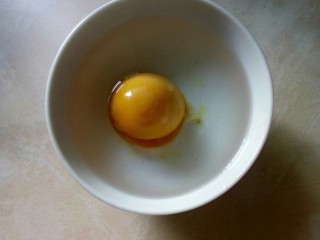 川菜一虎皮青椒拌皮蛋,将溏心皮蛋剥壳，放入清水中浸泡。