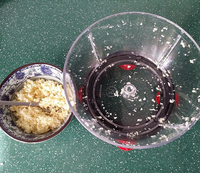 自制蒜蓉剁椒,再倒至一个无油无水的碗中备用