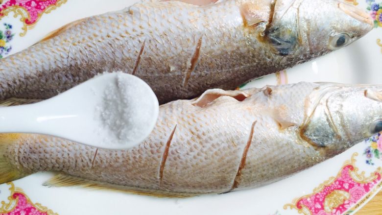家烧山头黄鱼,两面轻划三刀放适量的盐抹匀腌制10分钟