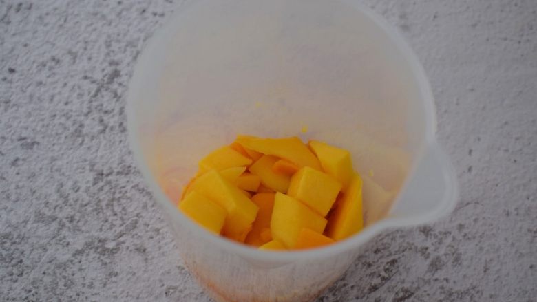 芒果牛奶冰棍,把芒果放入料理杯中