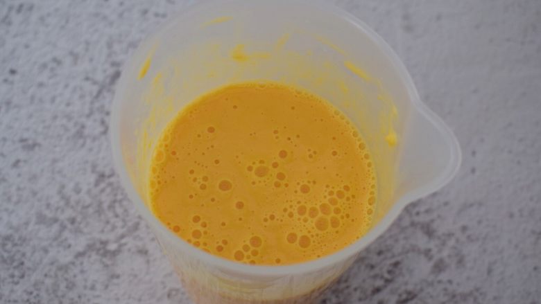 芒果牛奶冰棍,用料理棒打成泥