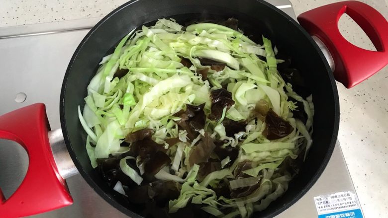健康饮食@木耳拌卷心菜,水开后放入卷心菜和木耳，煮3.4分钟
