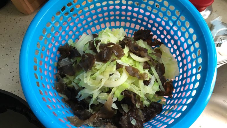 健康饮食@木耳拌卷心菜,捞出煮好的卷心菜和木耳，沥干水分