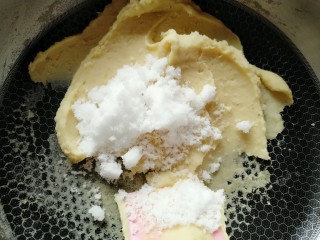 绿豆糕,炒至豆泥半干时加入白糖，继续翻炒均匀。