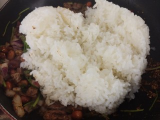 牛肉粒花生炒饭,加入米饭炒。