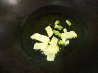 尖椒炒大头菜,锅里热油，把葱和姜爆香。