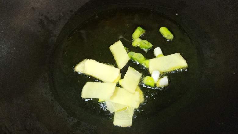 尖椒炒大头菜,锅里热油，把葱和姜爆香。