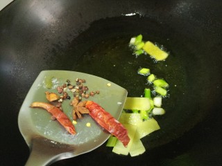 尖椒炒大头菜,再加入花椒八角和干辣椒。