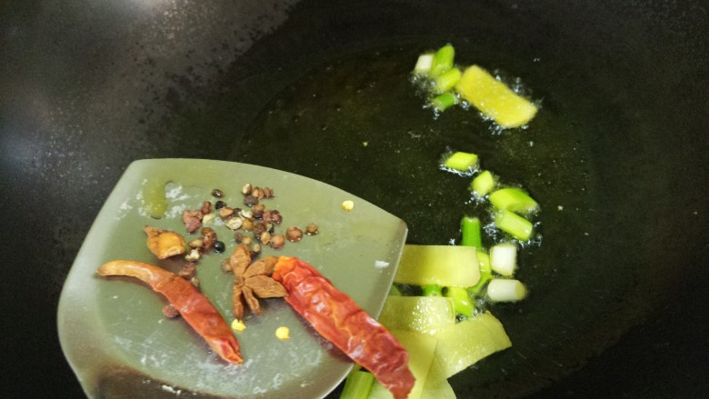 尖椒炒大头菜,再加入花椒八角和干辣椒。