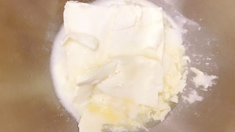 柠檬乳酪软欧包,制作柠檬乳酪馅，除了卡仕达粉以外的所有材料混合，用手持电动打蛋器打匀，再加入卡仕达粉，用刮刀搅拌均匀。做好的馅料放冰箱冷藏备用