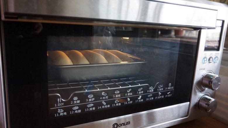 淡奶油无蛋排包,放进已经预热到 170度的烤箱，烘烤18分钟左右