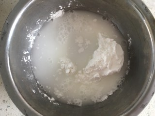 自制凉粉,100g水与豌豆粉混合
