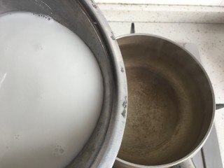 自制凉粉,将500g的水煮沸，将步骤1倒入