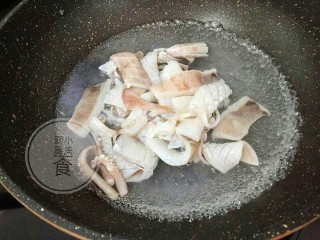 蒜薹炒鱿鱼,锅里倒入适量清水烧开，放入切好的鱿鱼块下锅焯水，翻动几下即可捞起来。