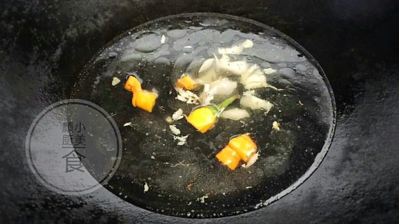 韭菜猪血汤,热锅倒入少许食用油烧热，放入姜末爆香，加入适量清水按没过猪