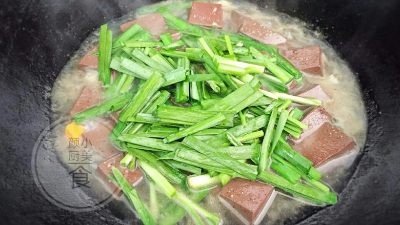 韭菜猪血汤,倒入猪血下锅加盖焖煮，大火煮开再转小火煮10分钟左右，加入韭菜。