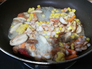 
快手正餐 虾仁香菇烧豆腐,加入香菇、胡萝卜、玉米快速翻炒，加入料酒和少许水