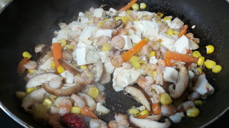 
快手正餐 虾仁香菇烧豆腐,加入豆腐快速翻炒，加入盐、胡椒、料酒调味。