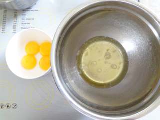   西瓜蓝莓酸奶蛋糕盒子,将鸡蛋蛋清和蛋黄分离，蛋黄用保鲜膜覆盖起来防止表面干燥结皮