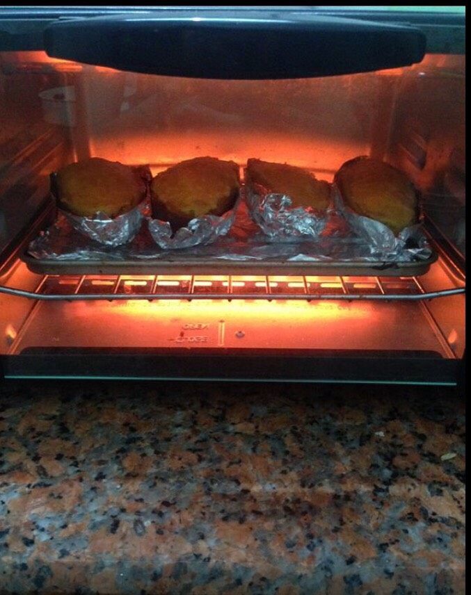 快手早餐 芝士焗红薯,放进烤箱烤20分钟，表面看到有一点点微微焦就可以