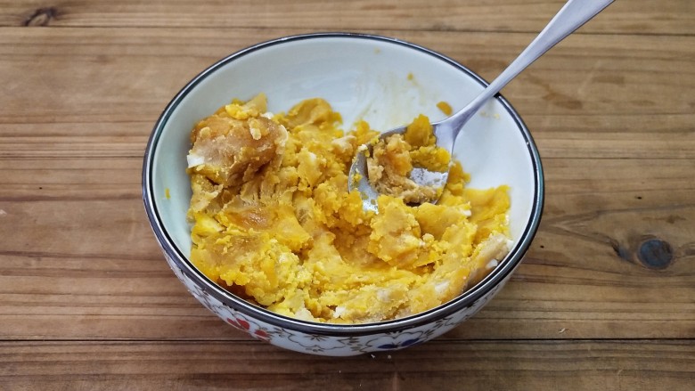 蛋黄焗南瓜,趁着腌制的时间里，我们把咸蛋黄用勺子压成泥。