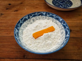 蛋黄焗南瓜,把腌好的南瓜条放入玉米淀粉中，让它均匀的沾上一层。