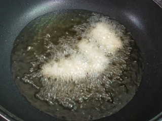 蛋黄焗南瓜,放入六成热的油中，一次不要放太多，防止它粘连