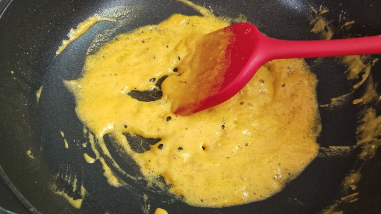 蛋黄焗南瓜,小火炒至，慢慢的它会变得越来越细腻，会出现很多的气泡，这个时候就关火