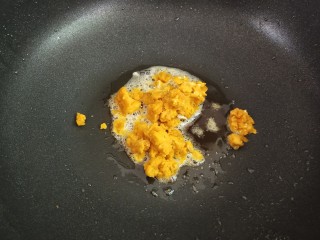 蛋黄焗南瓜,锅里面留底油，下咸蛋黄