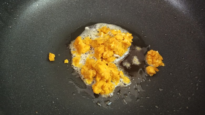 蛋黄焗南瓜,锅里面留底油，下咸蛋黄