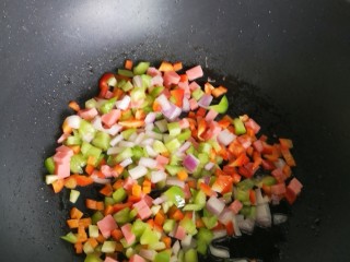 松子玉米,锅里放油
放入青红椒、胡萝卜、洋葱、方腿
翻炒片刻