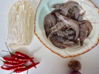 金针菇蒜蓉开背虾,
材料准备好，蒜和辣椒切末备用
