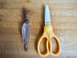 金针菇蒜蓉开背虾,虾洗净用厨房剪在背部剪开去除虾线
