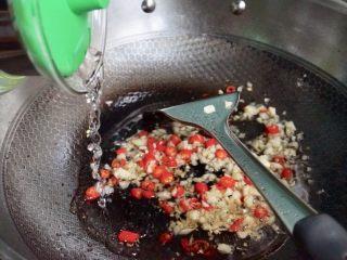 金针菇蒜蓉开背虾,加入少量清水、生抽、盐和糖烧开成浓汁
