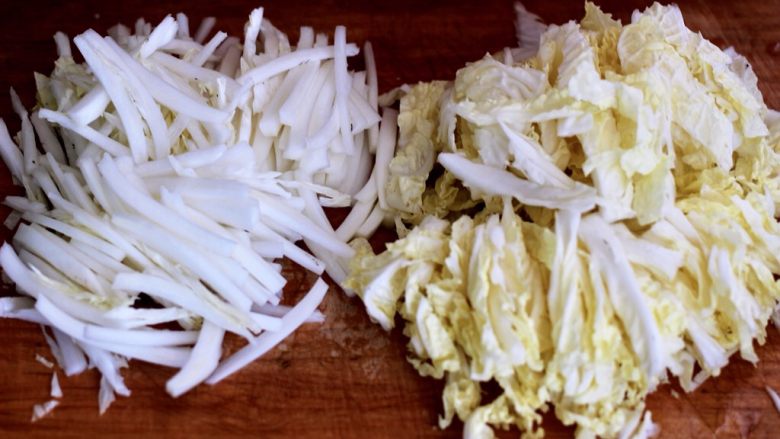 醋溜白菜,白菜帮和白菜叶分别用刀切成细条状
