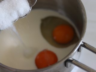 恐龙蛋（麻薯面包），不塌不缩不凹底，自己也能做,鸡蛋、牛奶、白砂糖、盐全部放到小锅中。