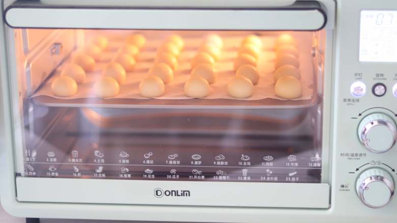 恐龙蛋（麻薯面包），不塌不缩不凹底，自己也能做,根据自己家的烤箱情况，提前180度上下火预热烤箱。预热好后，放入烤箱中层，炉内温度约180度烤20分钟，定型后转160度烤15分钟左右。记得中途不可以开烤箱门。