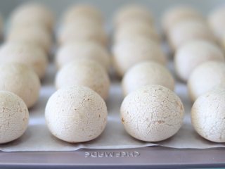 恐龙蛋（麻薯面包），不塌不缩不凹底，自己也能做,烘烤结束，拿出麻薯面包，放到烤架上晾凉，就可以装饰或者是挤入馅料了。