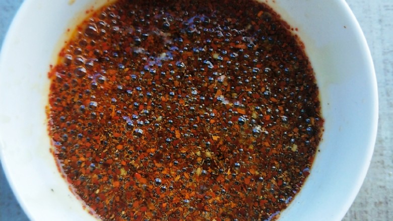 网红麻辣土豆片,搅拌均匀成辣椒油。