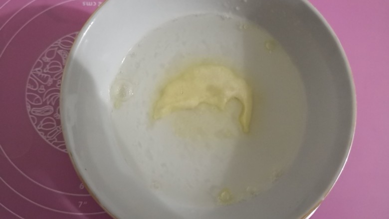 茉莉花香奶冻,寖泡吉利丁粉，1：3的比例。