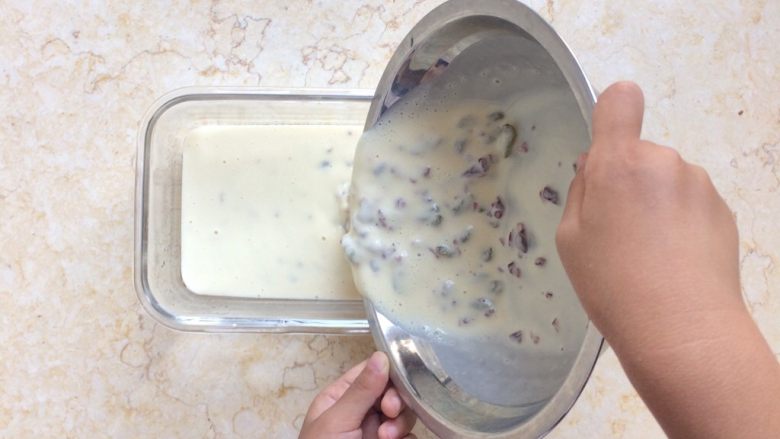 红枣牛奶糕与提子蔓越莓牛奶糕,7、记得给容器内壁抹上一层薄油，以方便脱模。

桐桐将面糊倒入容器中。