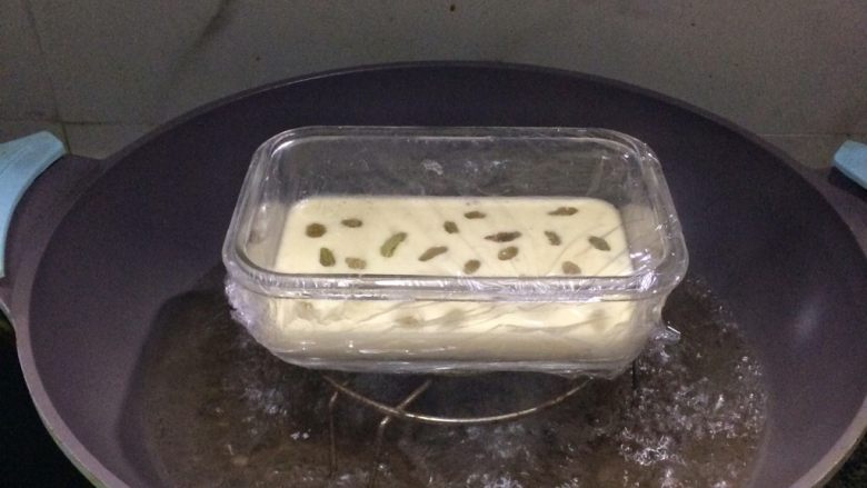 红枣牛奶糕与提子蔓越莓牛奶糕,10、锅里装适量水烧开。

放入容器隔水蒸15到20分钟，根据面糊的厚度调整时间。
