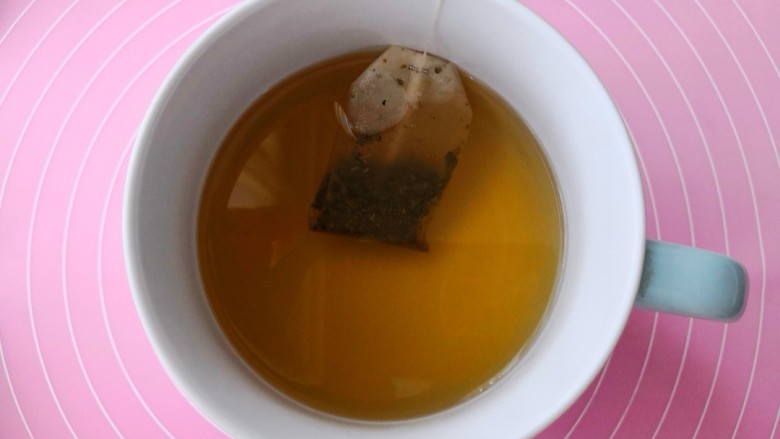 水蜜桃茉莉花香茶,先将茉莉花袋泡茶用热水寖泡大概3分钟左右，放一边放凉备用。
