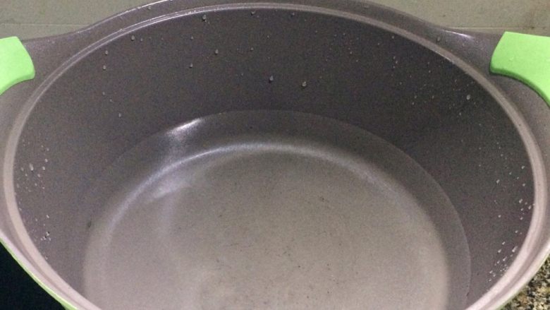 鲜美可口: 皮蛋火腿上汤豆苗,汤锅装适量水烧开。

小贴士：可以用现成的高汤代替清水，煮出的汤特鲜。没有也没关系，清水也能做出鲜美的汤。