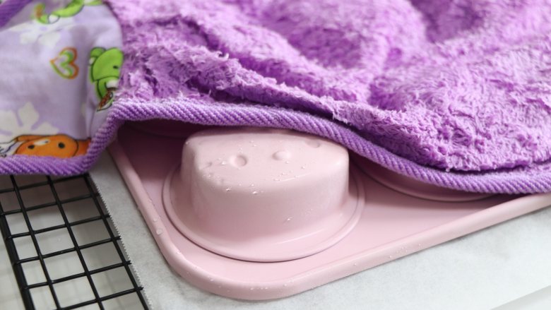 粉色系Kitty猫奶冻，萌爆你的少女心,拿出后，用热毛巾敷底部，就可以脱模了，不要过度热敷，否则会融化。