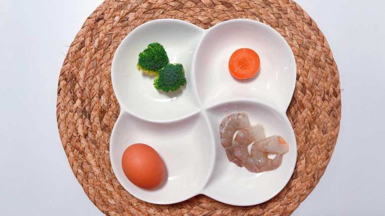 【宝宝辅食】鲜虾杂蔬蛋卷,准备食材：鸡蛋 1个、西蓝花 2小朵、胡萝卜 10 g、鲜虾 1只