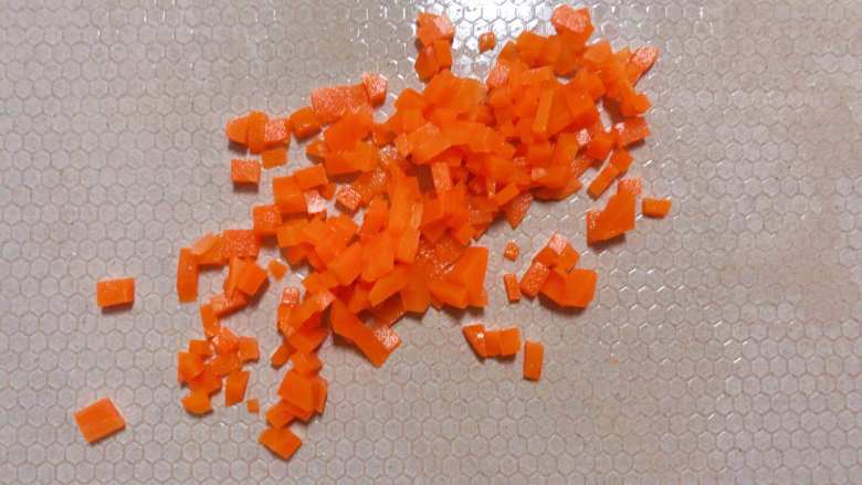 【宝宝辅食】鲜虾杂蔬蛋卷,胡萝卜切成小丁，注意胡萝卜不要切大块哦，会影响蛋卷的成型